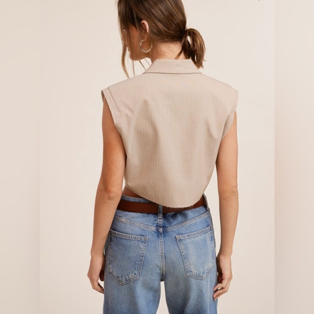 026. CROPPED SLEEVELESS BLAZER VEST- BEIGE - Picture 7 of 12